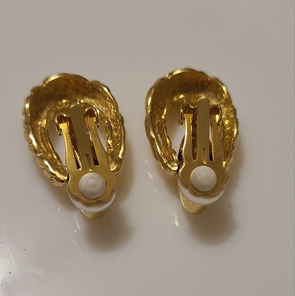 Vintage Gold Tone Clip on Earrings - Picture 9 of 11